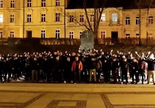 Photo of far-right football hooligans assembling in Przemyśl on March 1 to “protect” the city from non-Ukrainian refugees. The photo was circulated on far-right Polish Facebook pages.