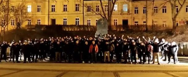 Photo of far-right football hooligans assembling in Przemyśl on March 1 to “protect” the city from non-Ukrainian refugees. The photo was circulated on far-right Polish Facebook pages.