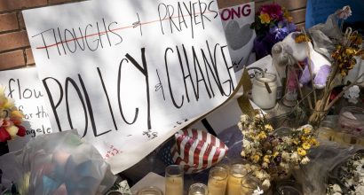 Latinos in the US turn to WhatsApp groups for information on the Uvalde shooting