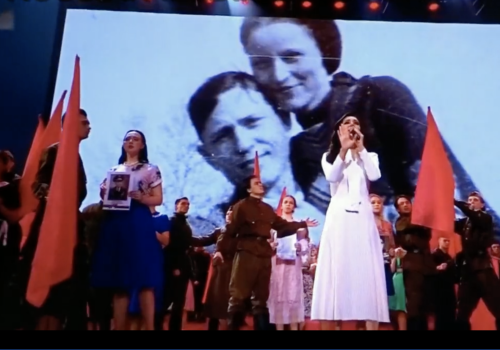 Bonnie and Clyde’s cameo during Russian Victory Day celebrations. (Source: @JuliaDavisNews/archive)