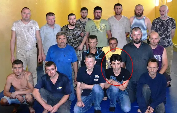 Photograph published by Vse.rv.ua showing a group of men captured by Ukrainian forces in July 2014. The group consists of multiple Serbs, including “Deki,” circled in red. Source.