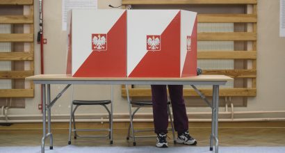 Banned, yet broadcasting: Sanctioned Belarusian state media influencing the Polish elections
