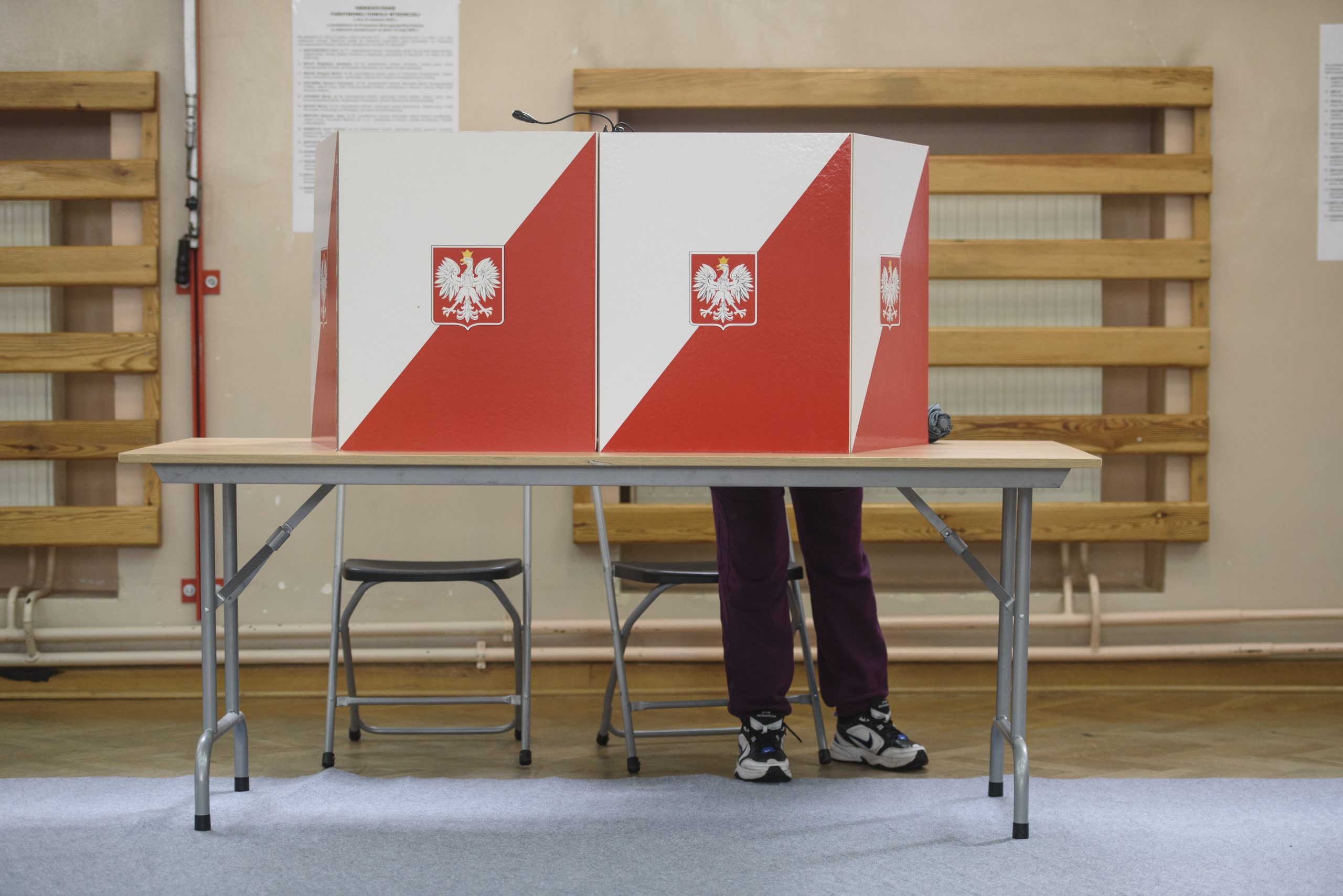 Banned, yet broadcasting: Sanctioned Belarusian state media influencing the Polish elections
